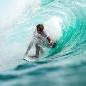surfeur dans une vague qui tube